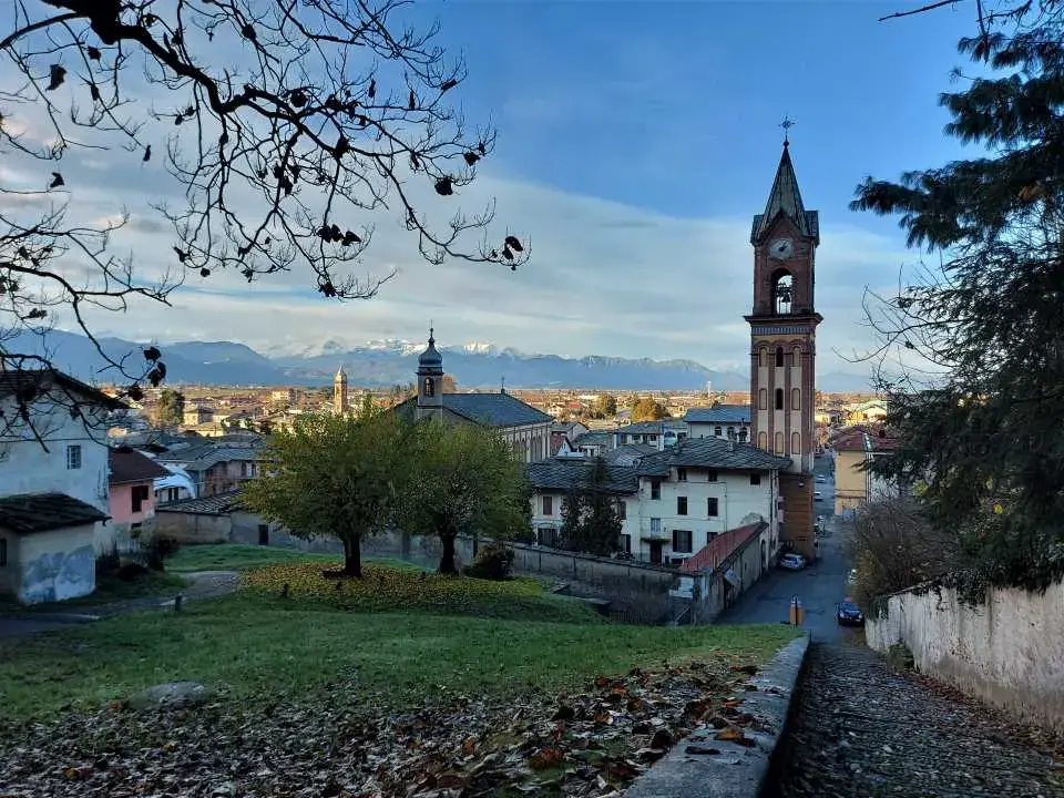 Blick von oberhalb der Scala Santa auf den Glockenturm und die Kirche von Cavour