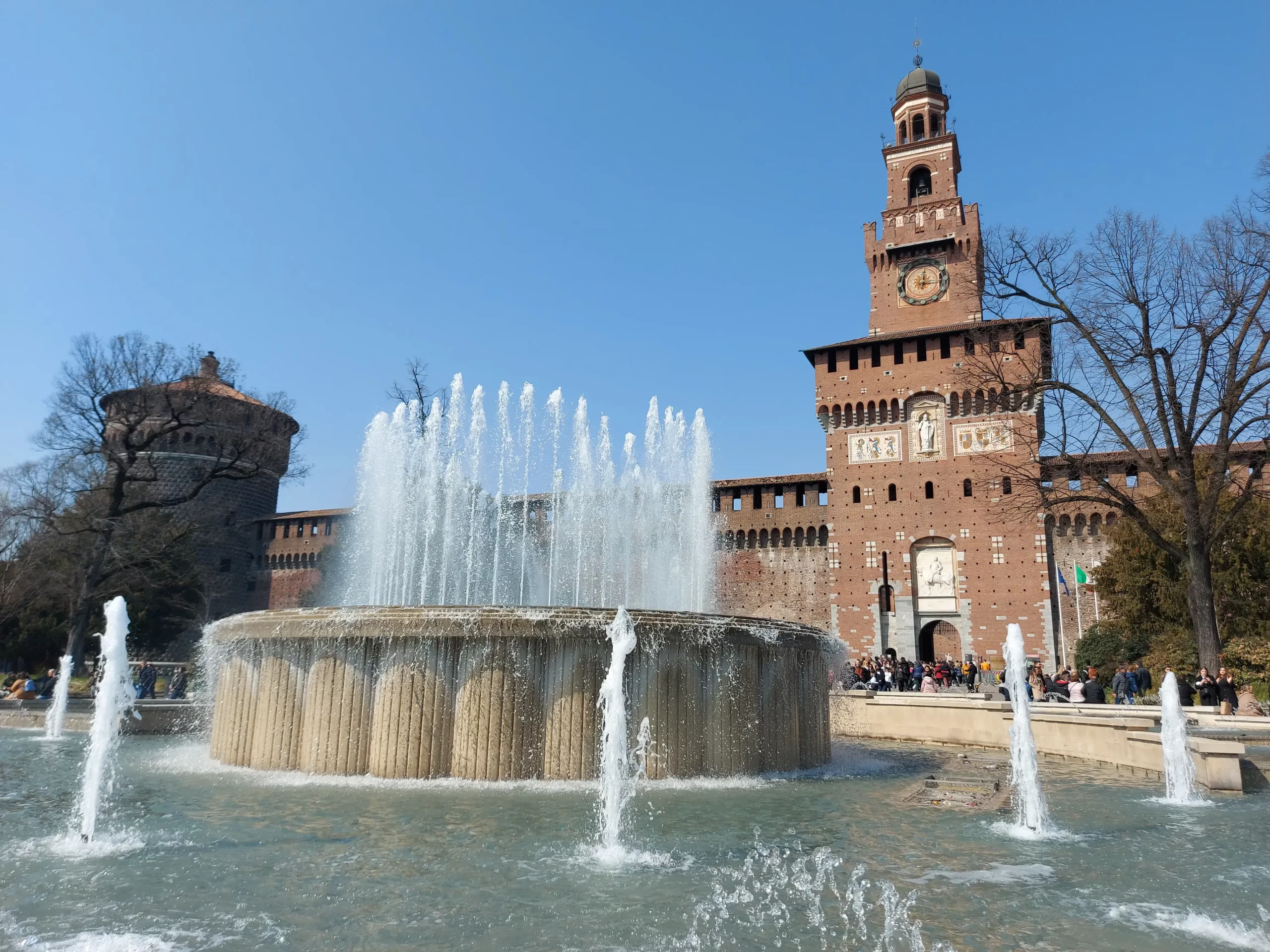 Brunnen vor dem Castello Sforzesco von Mailand