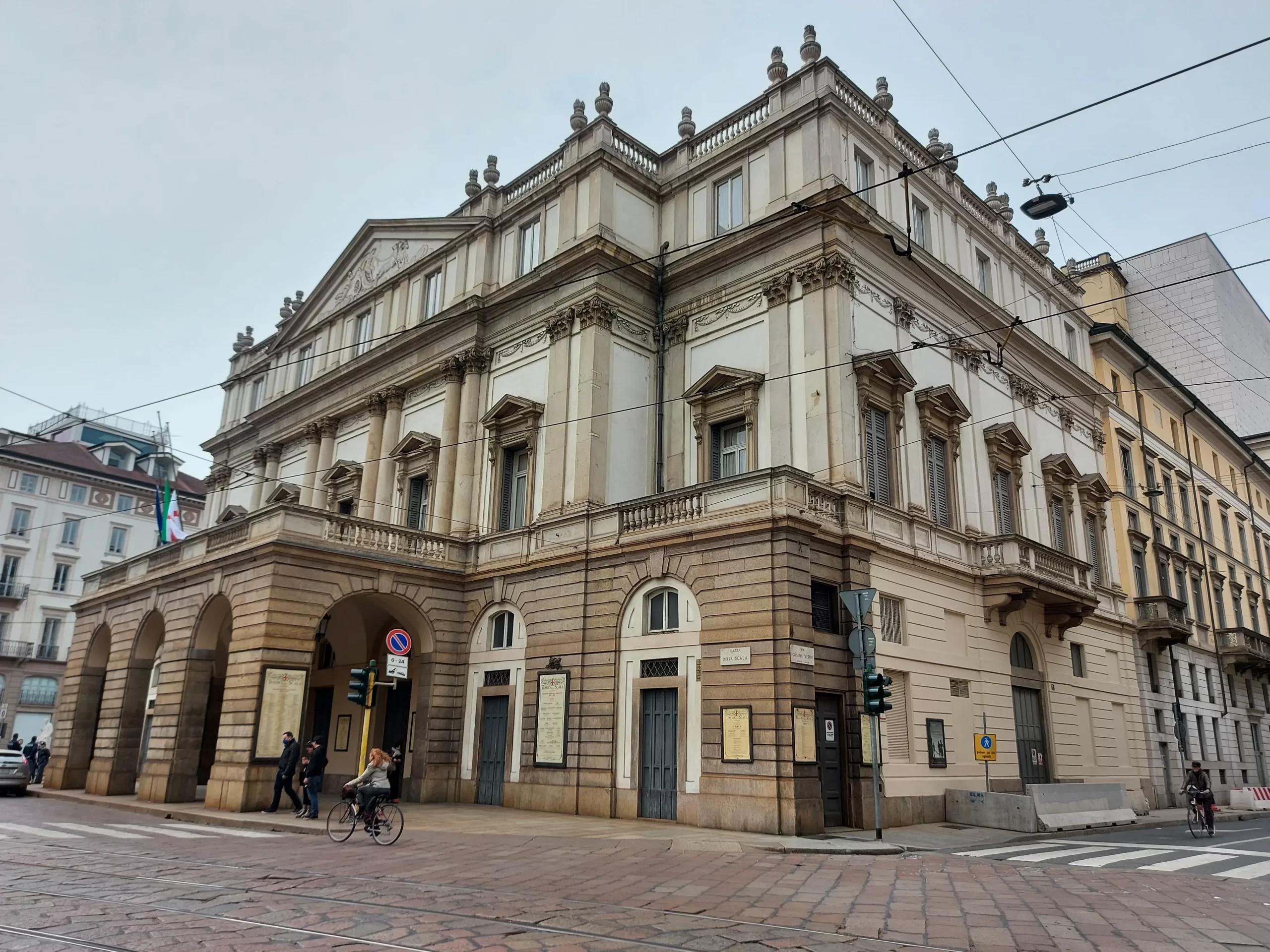 Das historische Gebäude der Mailänder Scala von der Strasse aus gesehen