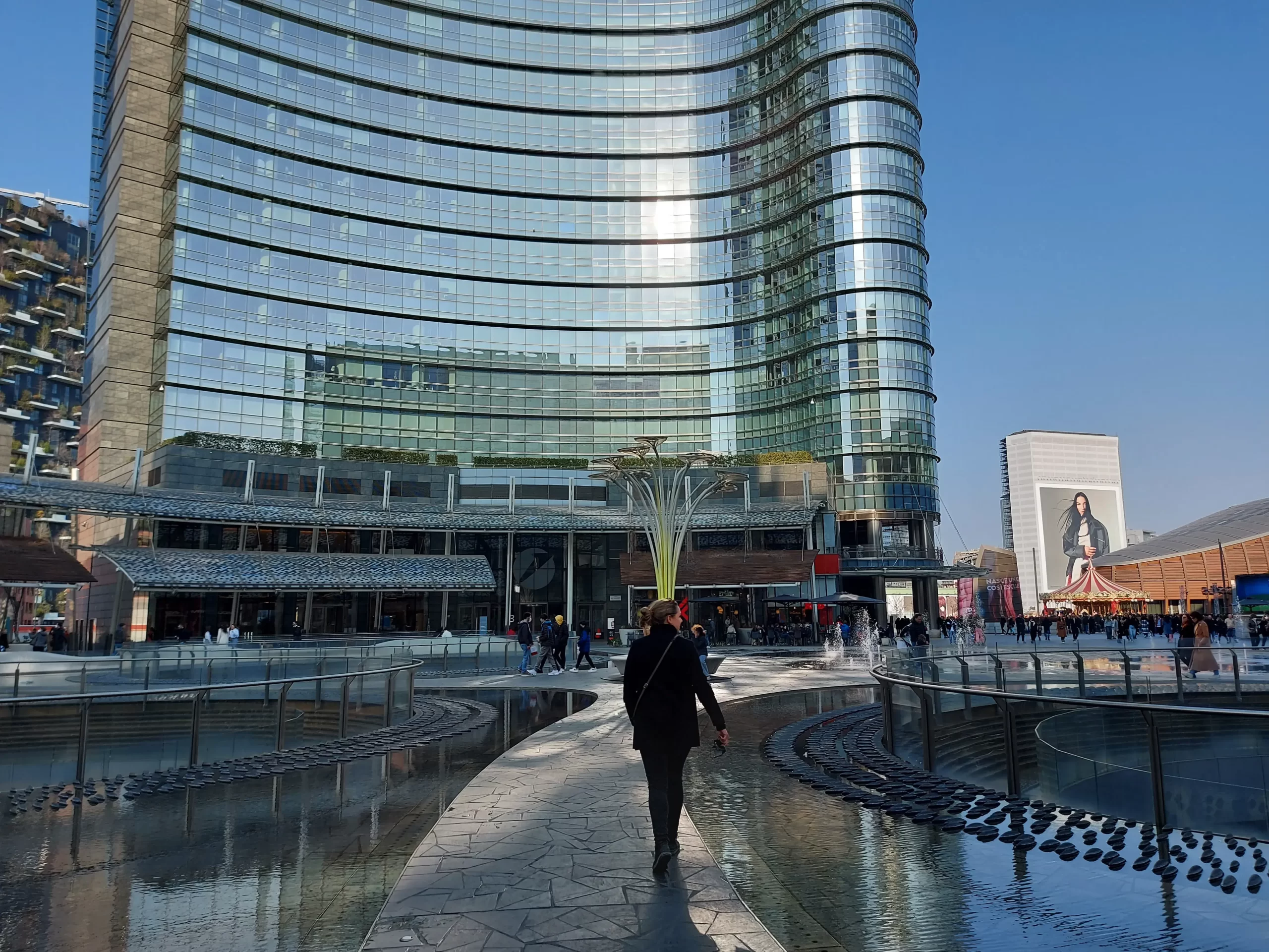 Besuch der Piazza Gae Aulenti während dem perfekten Mailand Wochenende