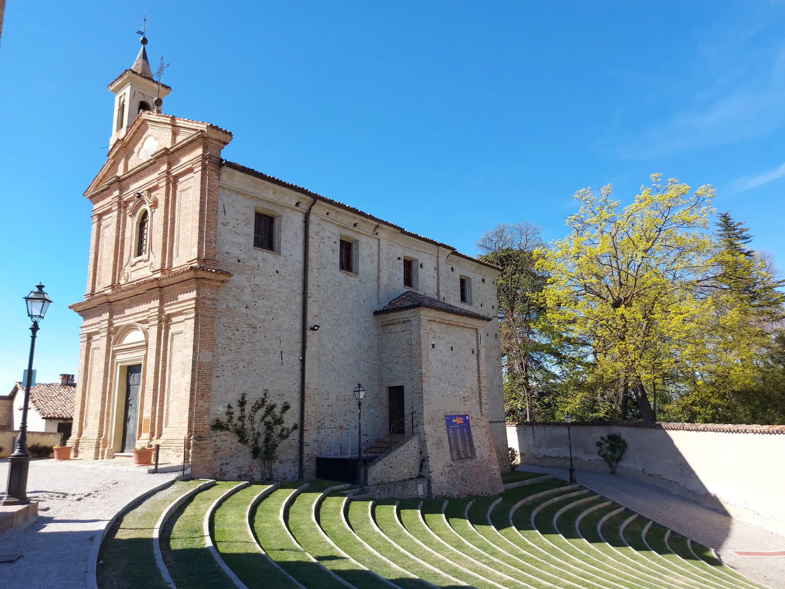 Kirche am Rande des Auditorium Horszowski von Monforte d'Alba