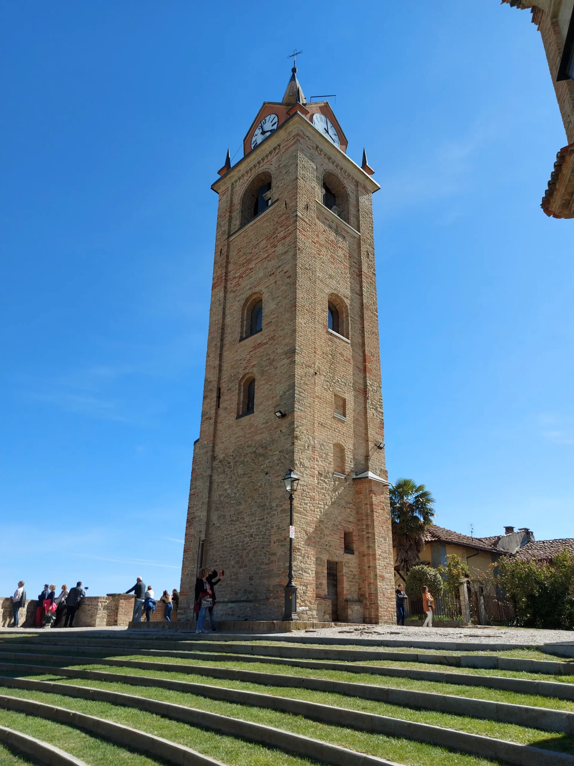 Turm nah dem Oratorio di Sant'Agostino e di San Bonifacio von Monforte d'Alba
