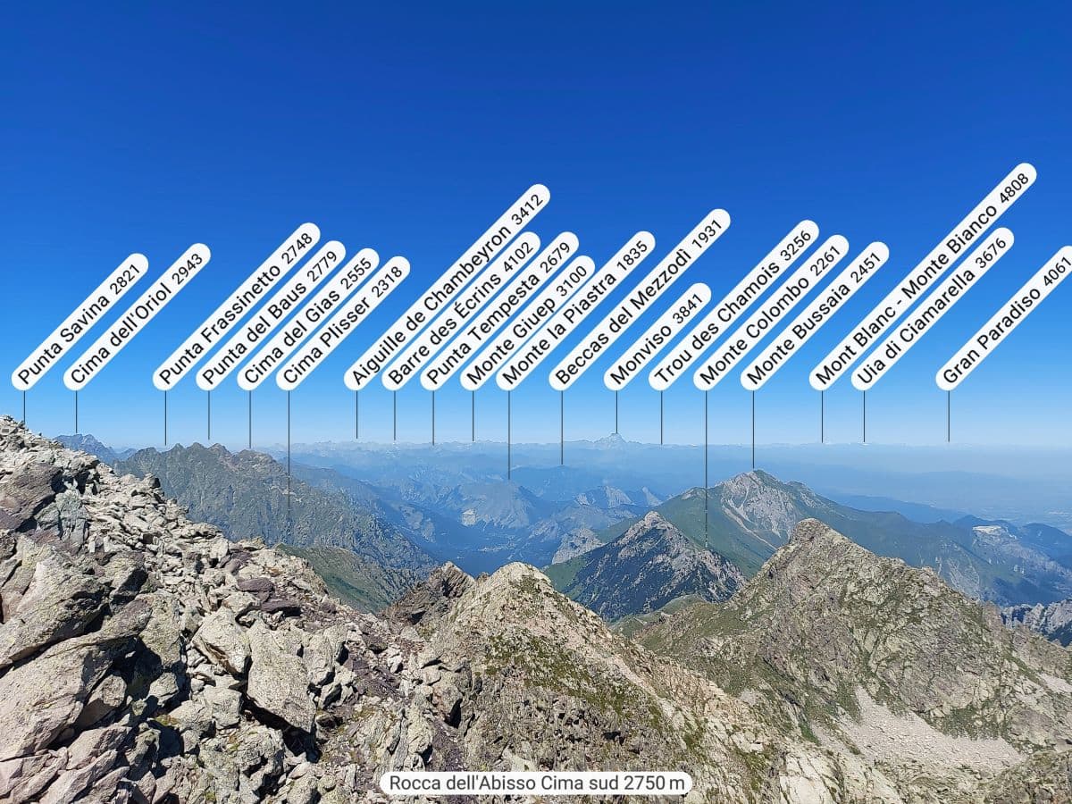 Aussicht von der Rocca dell'Abisso auf die Alpengipfel Italiens