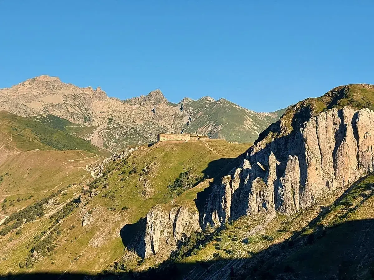 Blick auf der Forte Centrale auf dem Colle di Tenda