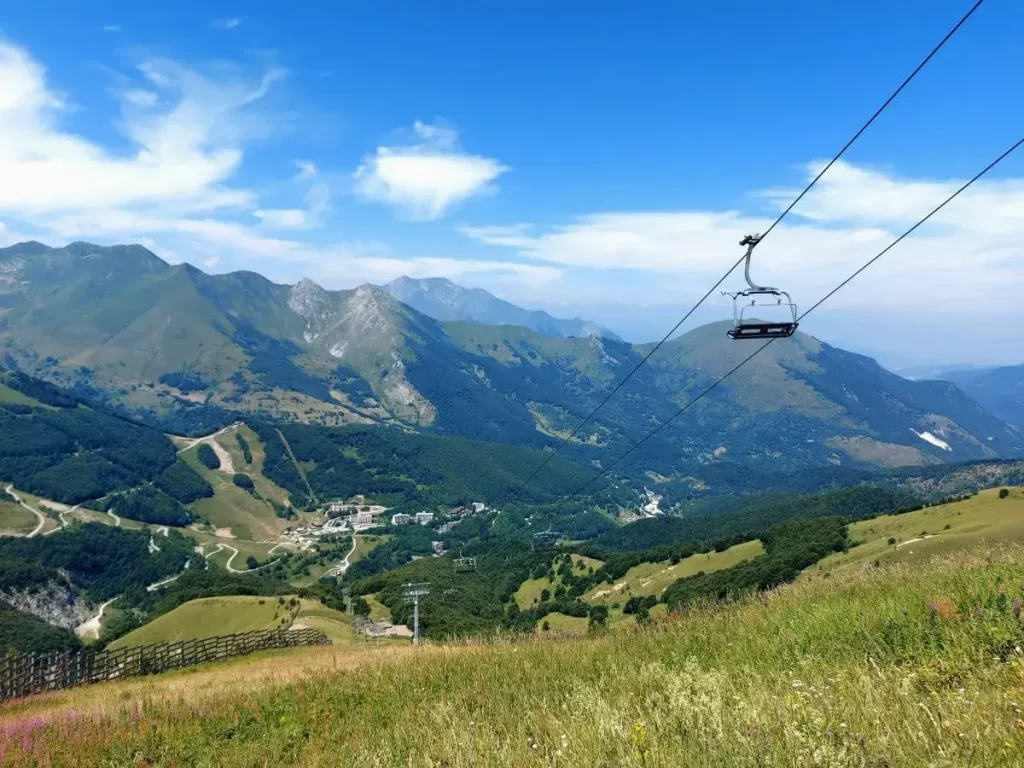 Sessellift, der vom Berg ins Tal nach Limone Piemonte fährt