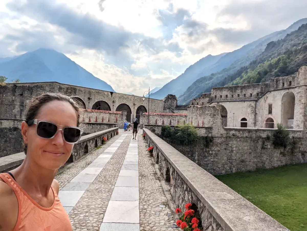 Linda auf der Brücke der Festung von Vinadio, die Mauern des Forte Albertino