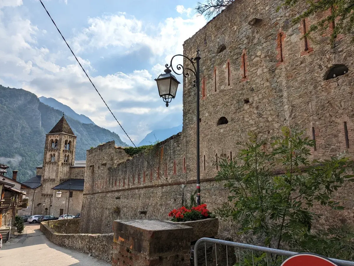 Entlang der Festungsmauern des Forte Albertino von Vinadio