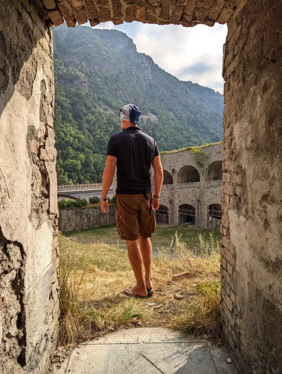 Jan im Gang durch die Festungsmauern des Forte di Vinadio