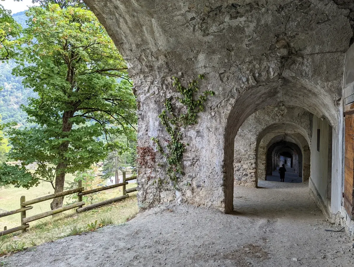 Gang durch die Festungsmauern des Forte di Vinadio