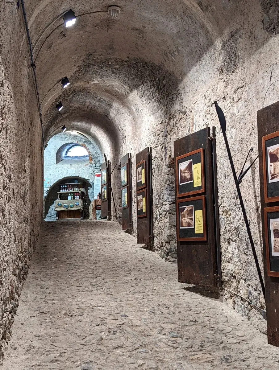 Gang zum Bookshop innerhalb des  Forte Albertino von Vinadio