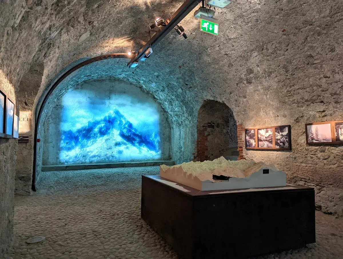 Innerhalb der Forte di Vinadio, in der Ausstellung Montagna in movimento