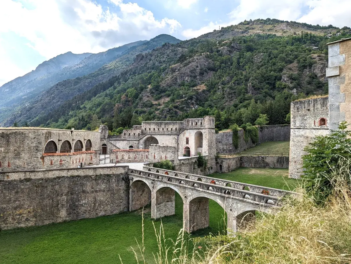Innerhalb der Forte di Vinadio, in der Ausstellung Montagna in movimento