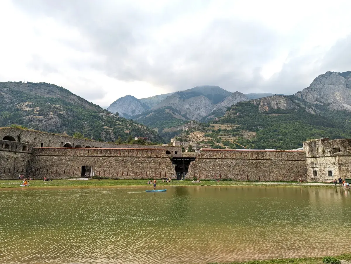 Lago di Vinadio vor der alten Stadtmauer und den Alpen