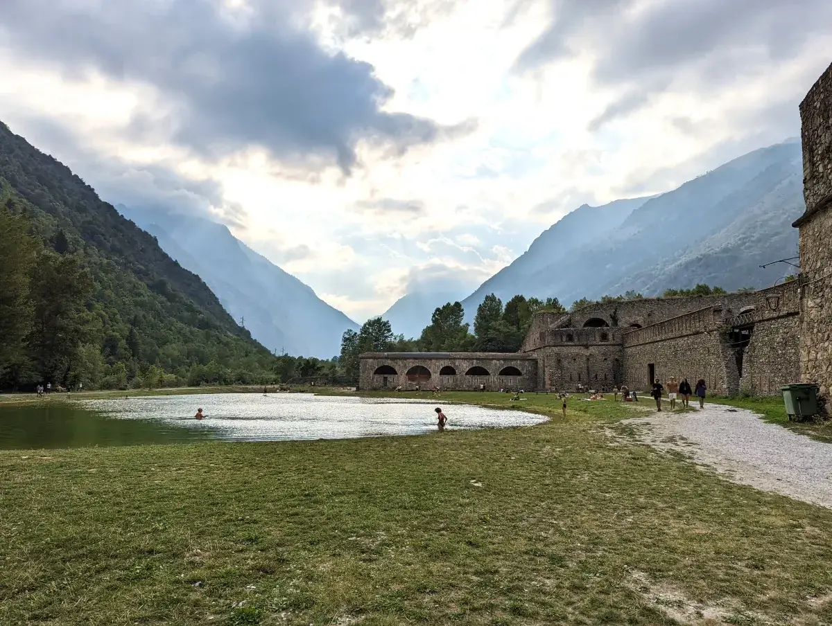 Der Badesee Lago di Vinadio ist eine der Vinadio Sehenswürdigkeiten