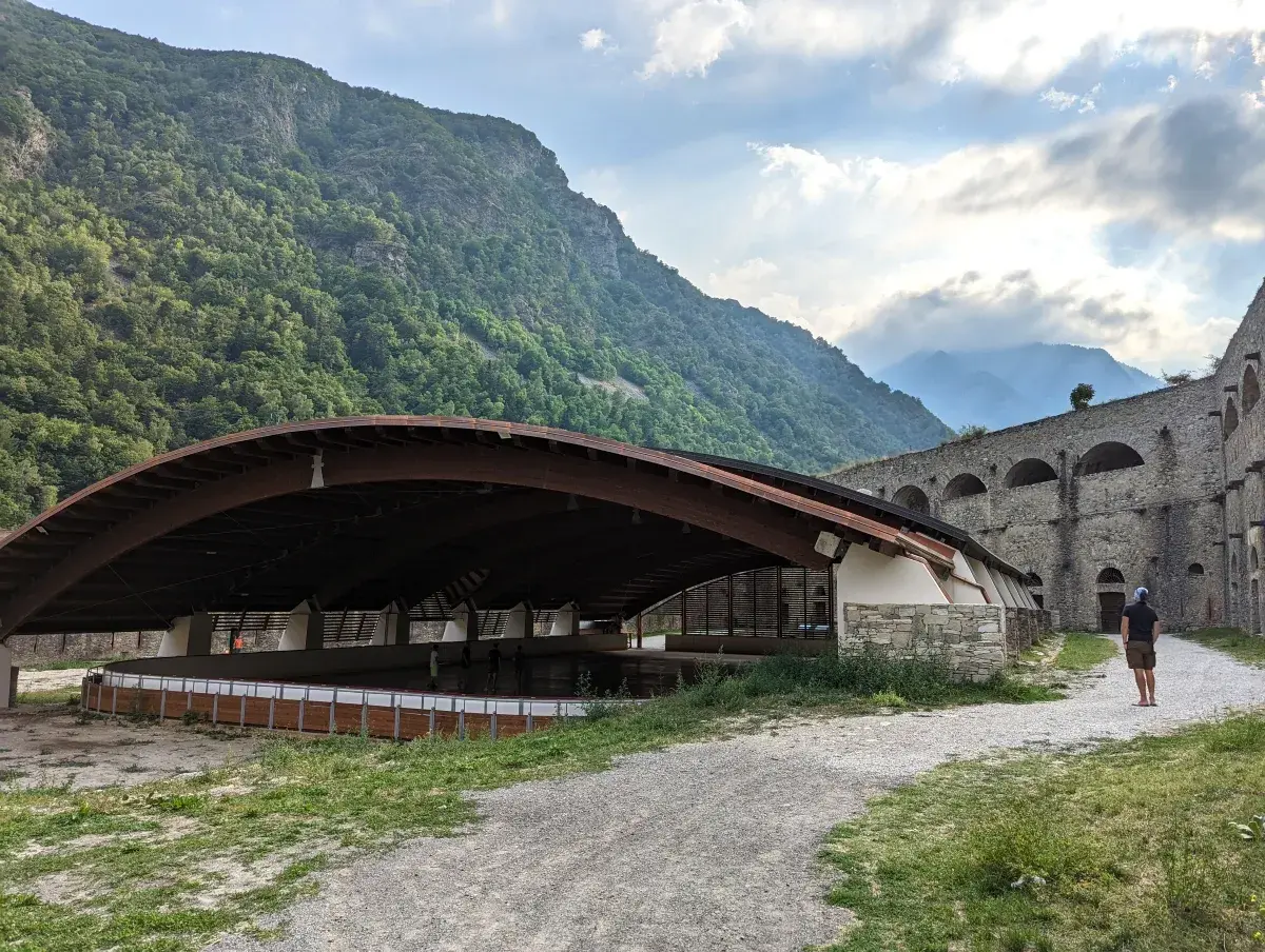 Linda steht vor dem Eisstation innerhalb der Festung von Vinadio