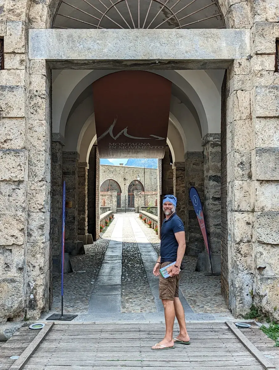 Jan steht auf der Zugbrücke in das Forte di Vinadio