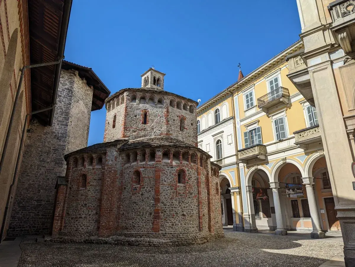 Baptisterium di San Giovanni auf der Piazza del Duomo in Biella