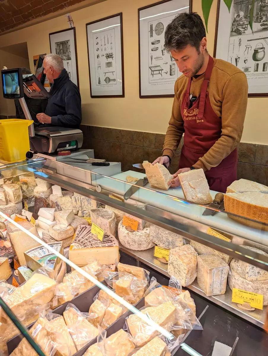 Käsetheke von Giolito Formaggio in Bra im Piemont