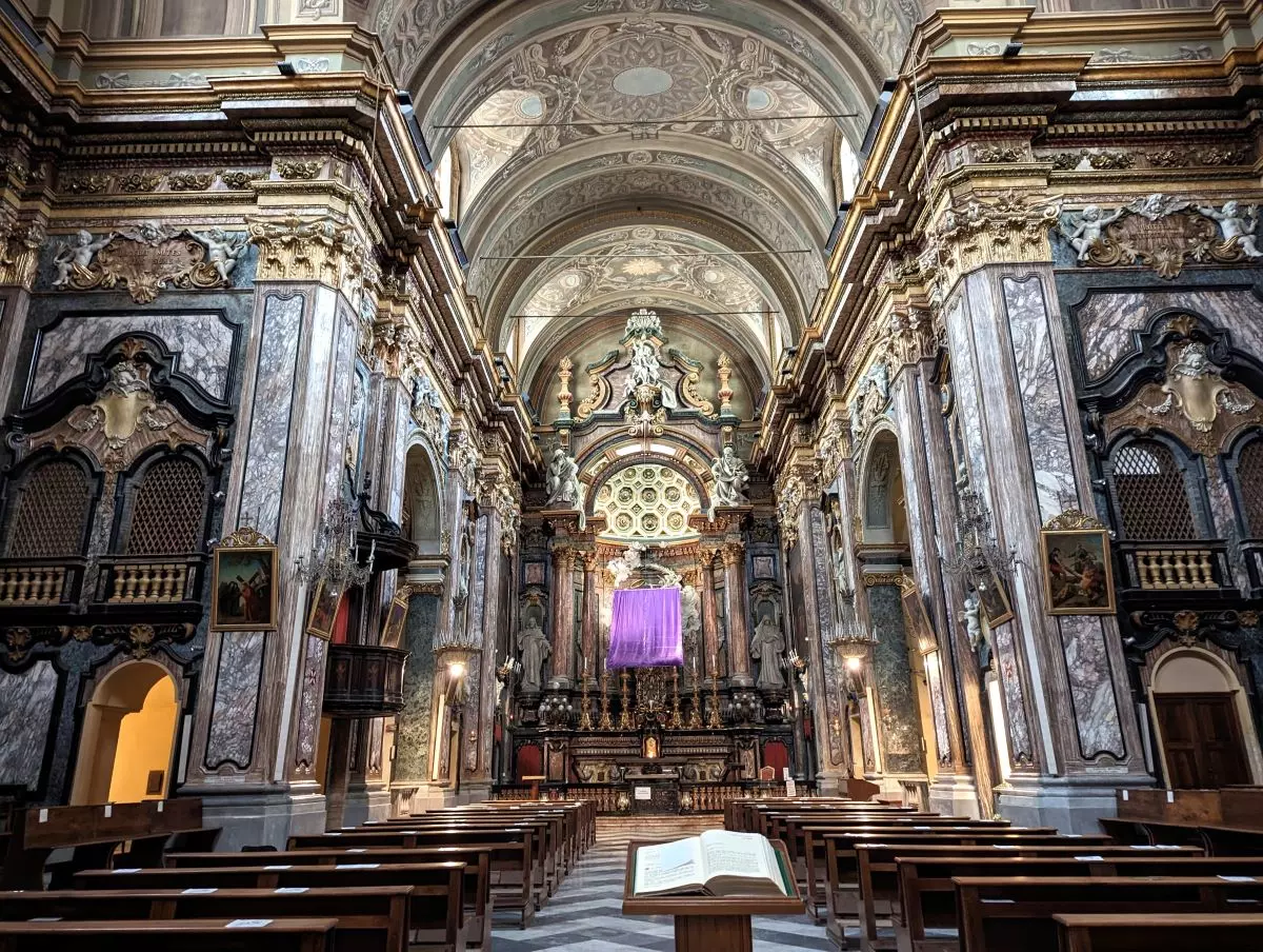 Innenraum der Chiesa Sant Andrea auf der Piazza Carlo Alberto in Bra, der Wiege des Slow Food Piemont