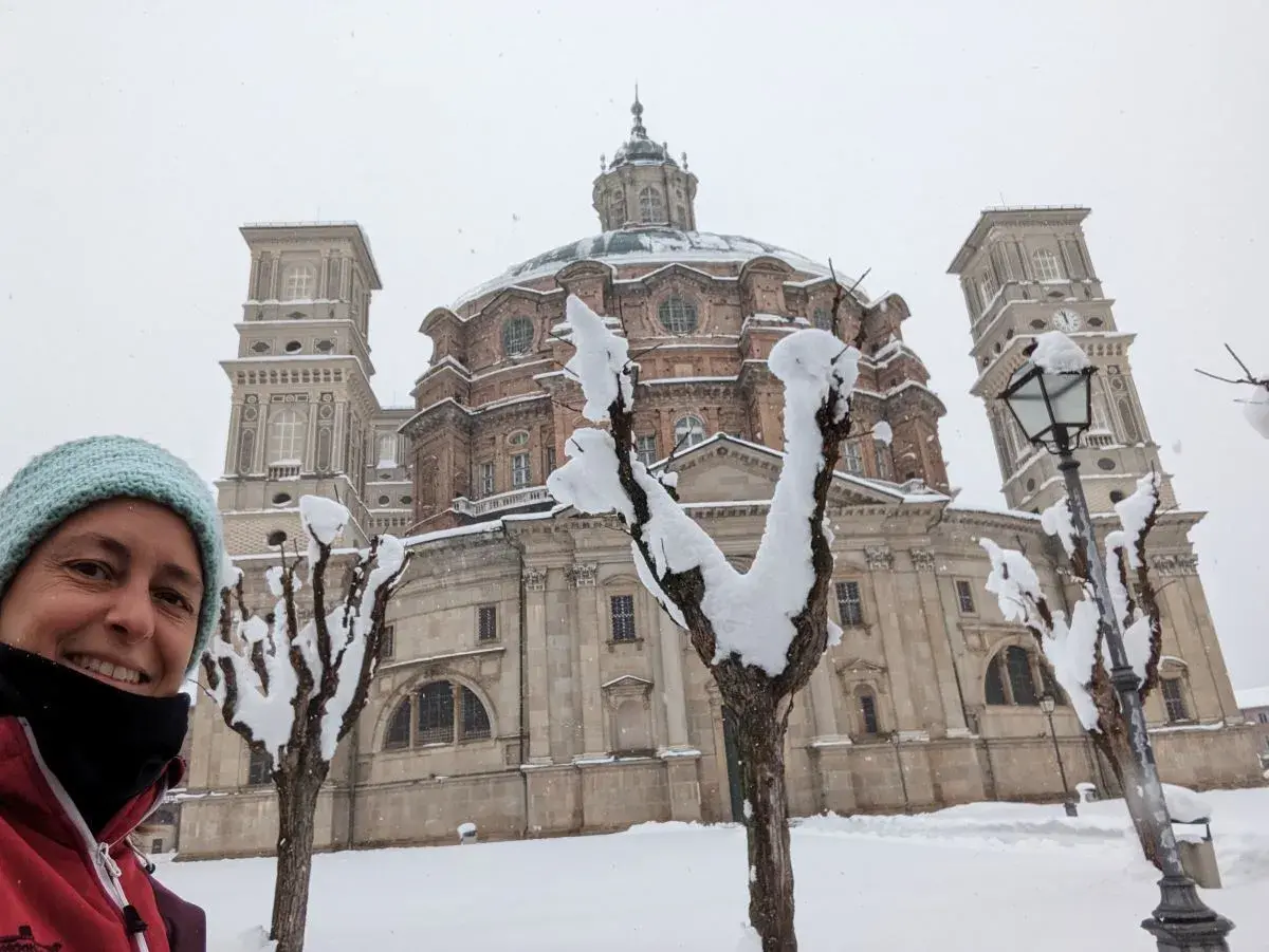 Linda vor der verschneiten Basilika von Vicoforte