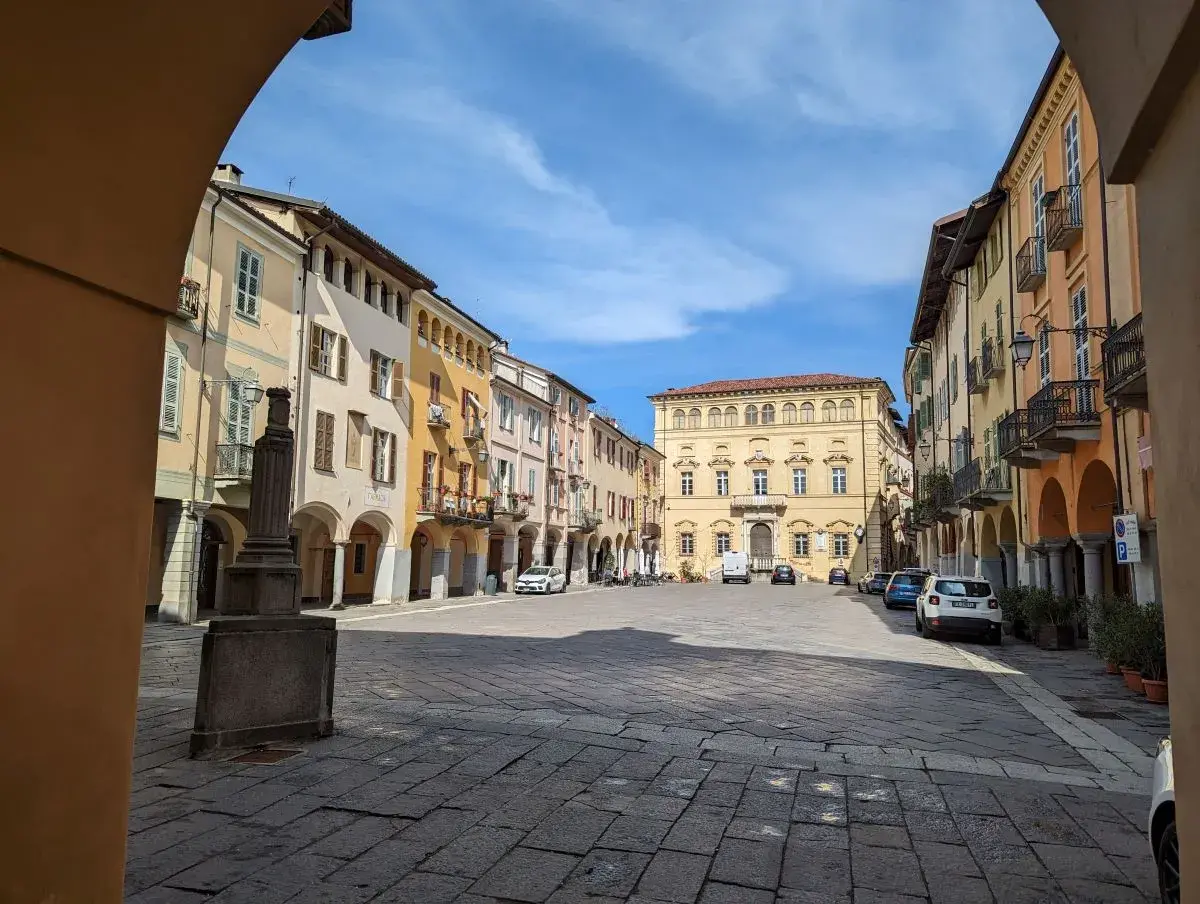 Piazza Cisterna, in Piazzo, der Oberstadt von Biella