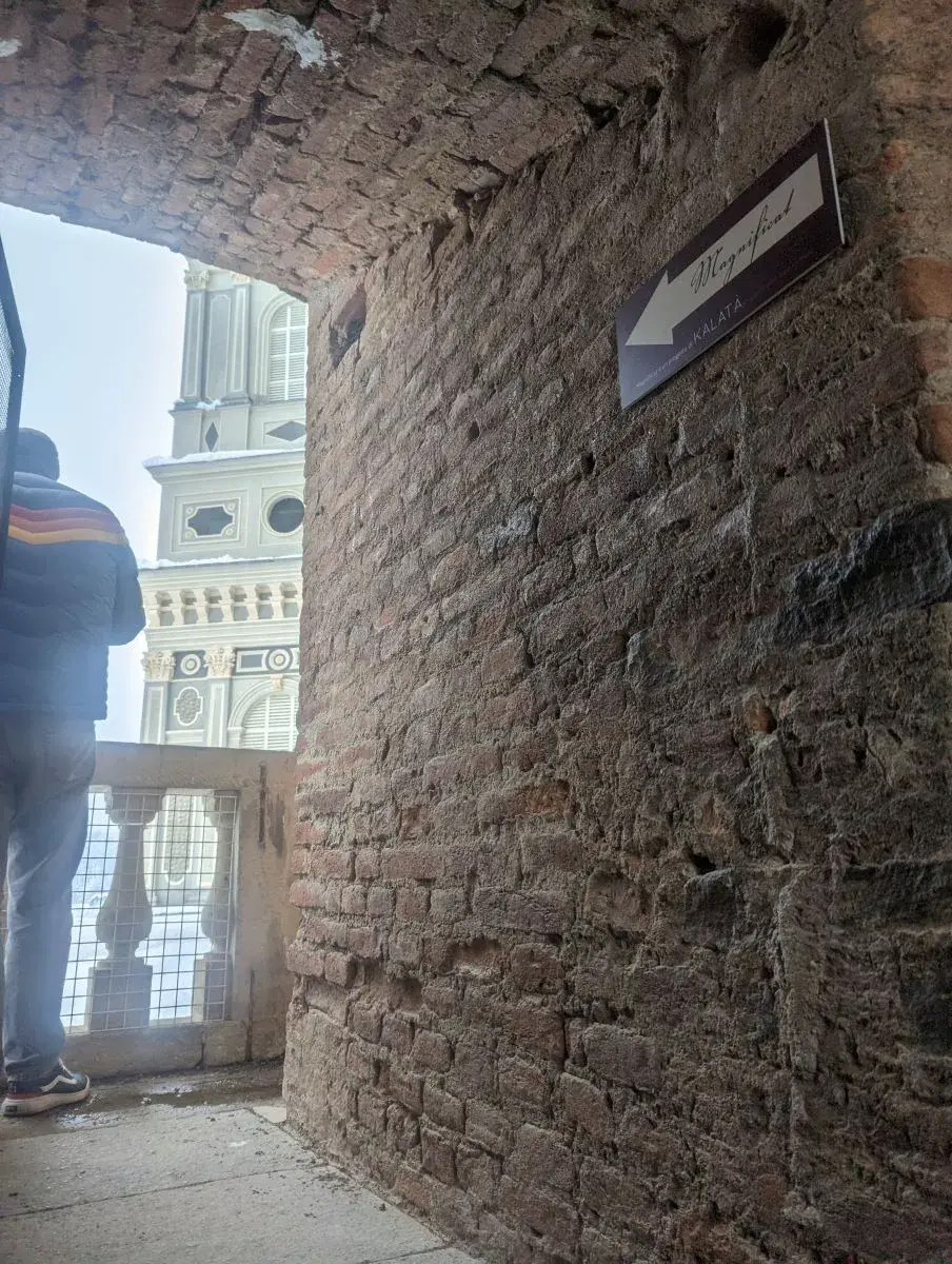 Schmaler Ausgang vom Treppenhaus auf einen Balkon während der Kuppelbesteigung