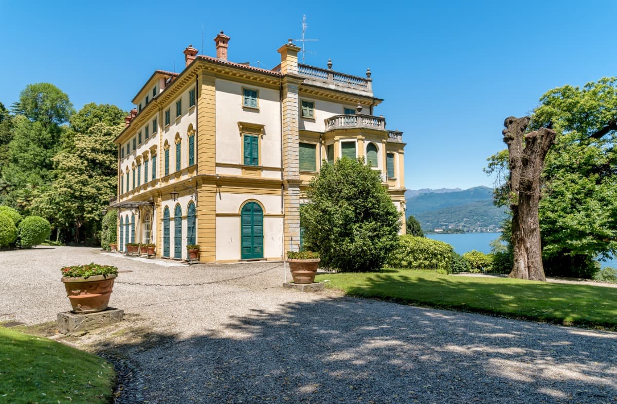 Die barocke Villa Pallavicino steht auf einem großen, unbebauten Gartengrundstück direkt am Ufer des blauen Lago Maggiore in Stresa.