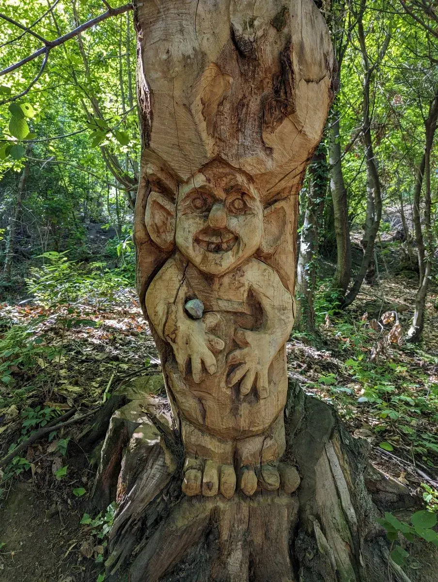 Holzskulptur im Roccart-Park auf der Wanderung vom Rocca di Cavour