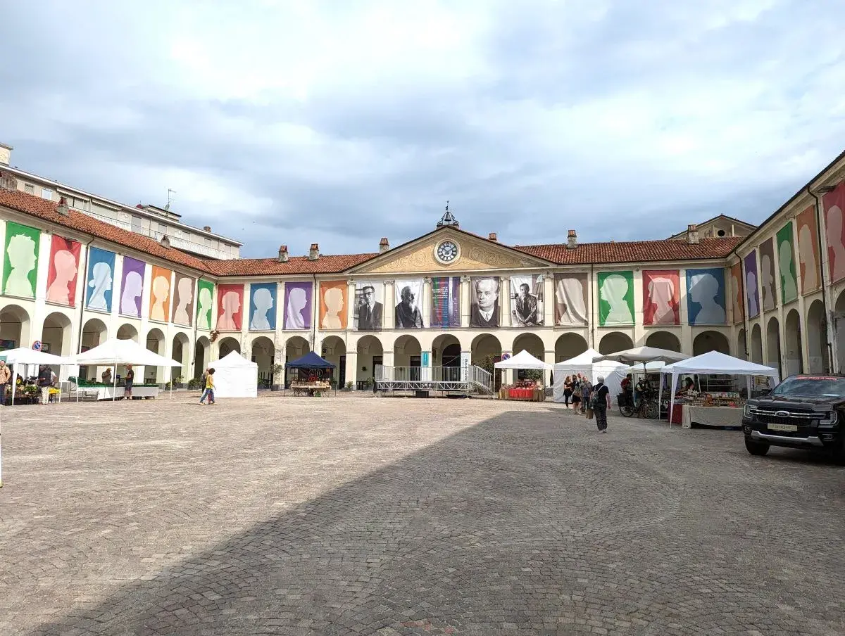 Großes, U-förmiges Gebäude auf der Piazza Ottinetti, mit vielen, gewölbten Torbögen. Hier befindet sich der Eingang zum Museo Civico Pier Alessandro Garda