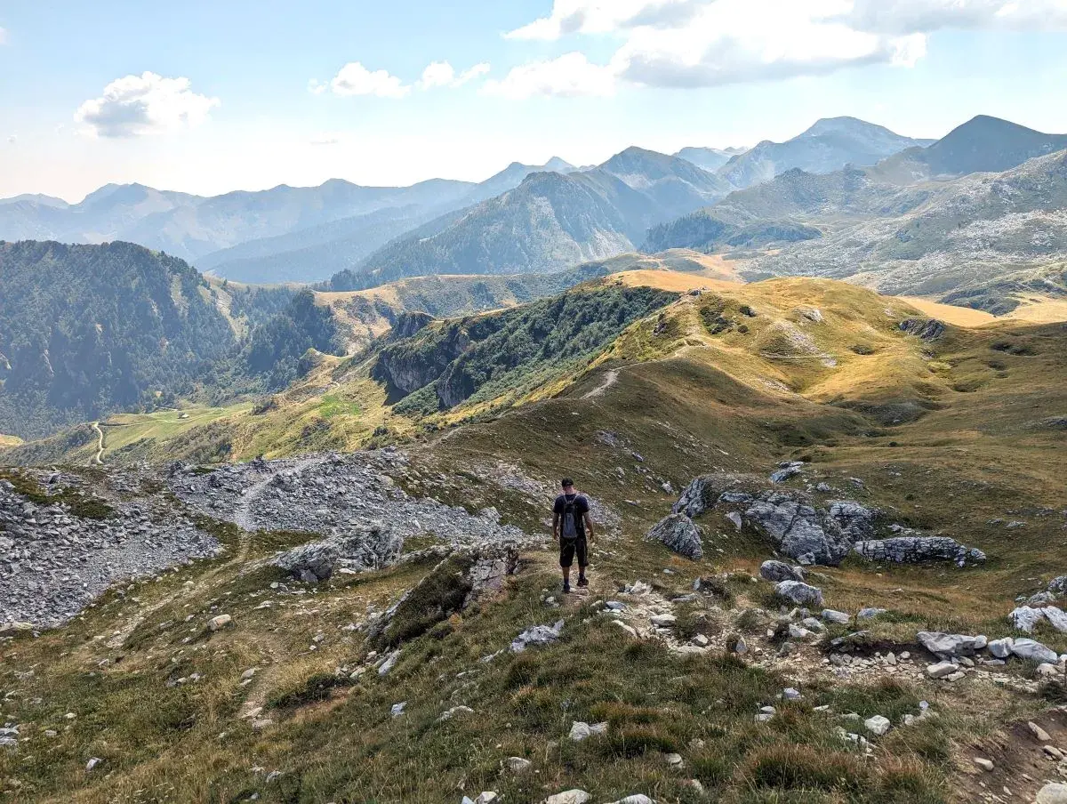 Malerische Landschaft der ligurischen Alpen beim Abstieg vom Monte Mondole