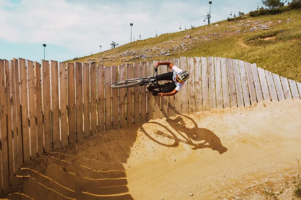 Ein Biker in einer Halfpipe im Bikepike von Prato Nevoso
