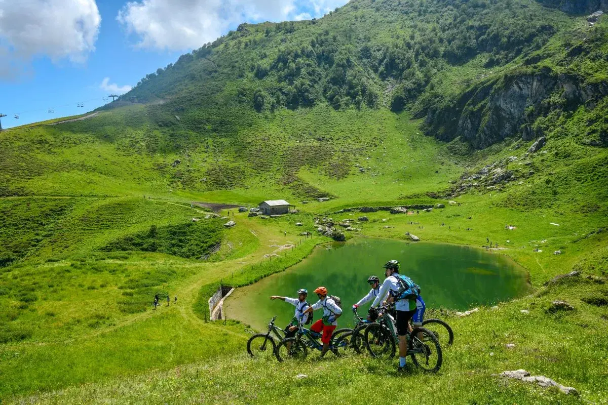 Eine Gruppe von Bikern am Bergsee Lago delle Scalette