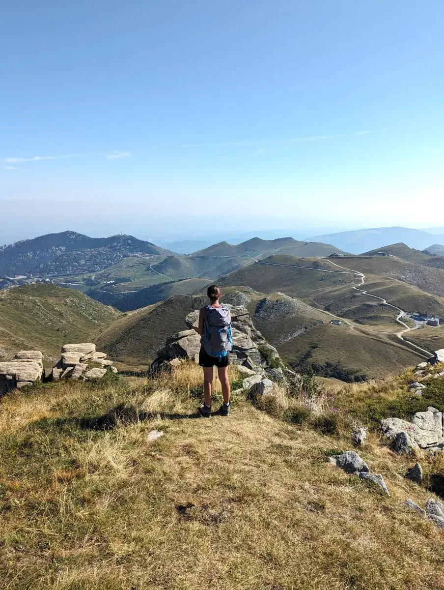 Blick während des Anstiegs auf Prato Nevoso und die Ebene