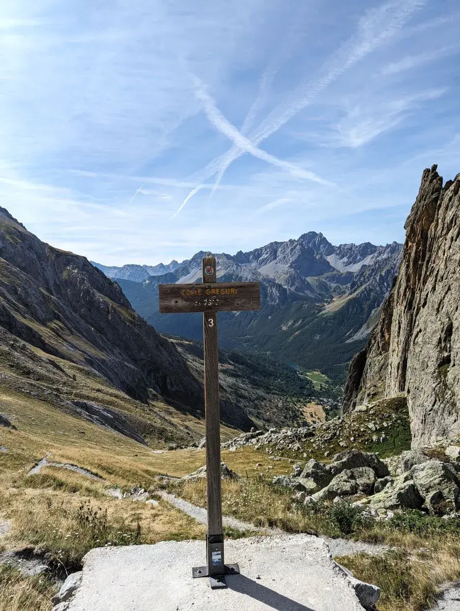 Holzkreuz auf dem Alpenpass Colle Gregori im oberen Mairatal