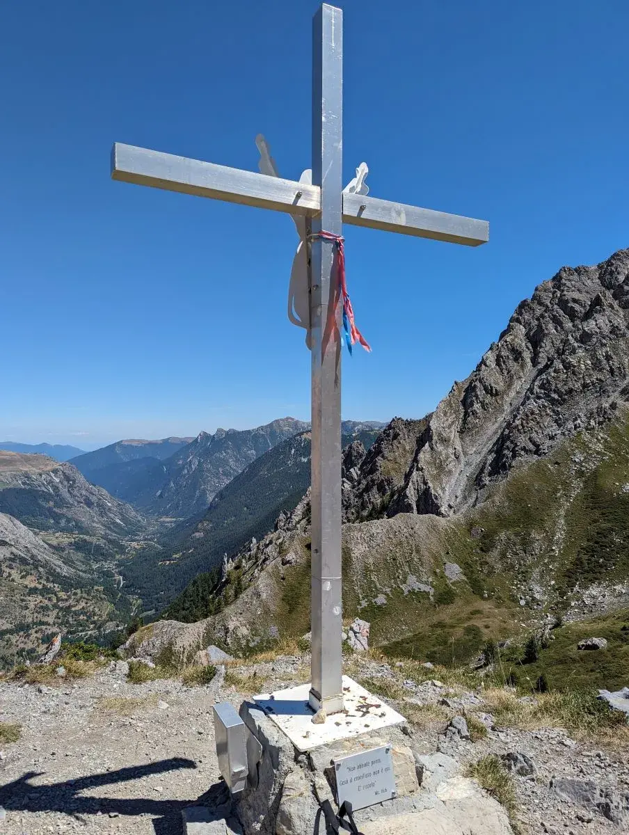Gipfelkreuz Croce di Caraglio mit Blick über das obere Mairatal und Ciappera