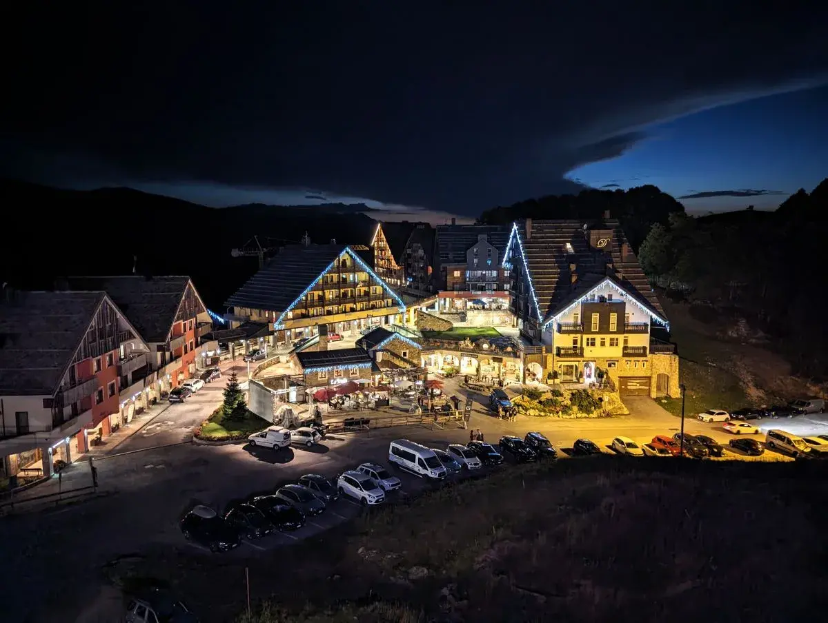 Il Borgo, der alte beleuchtete Dorfkern von Prato Nevoso am Abend