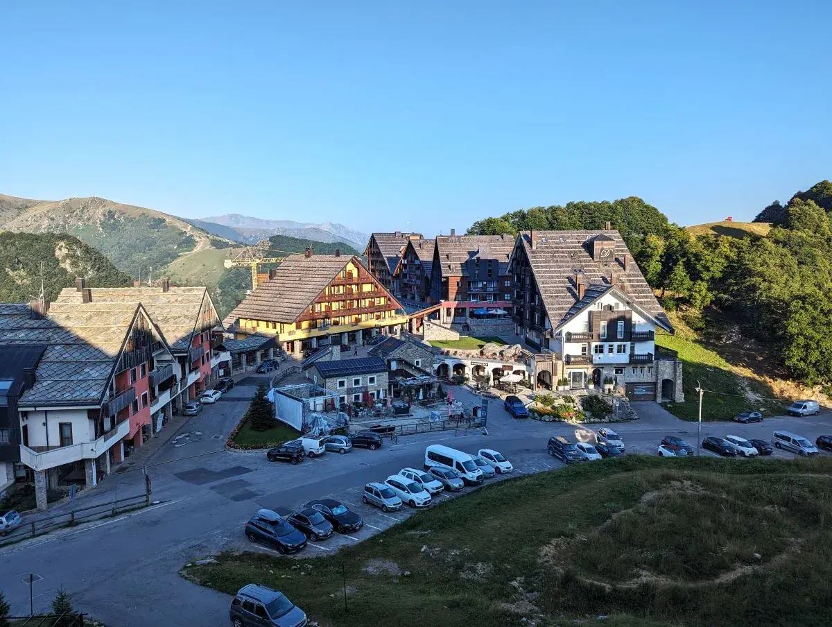 Il Borgo, der alte Dorfkern von Prato Nevoso am Morgen