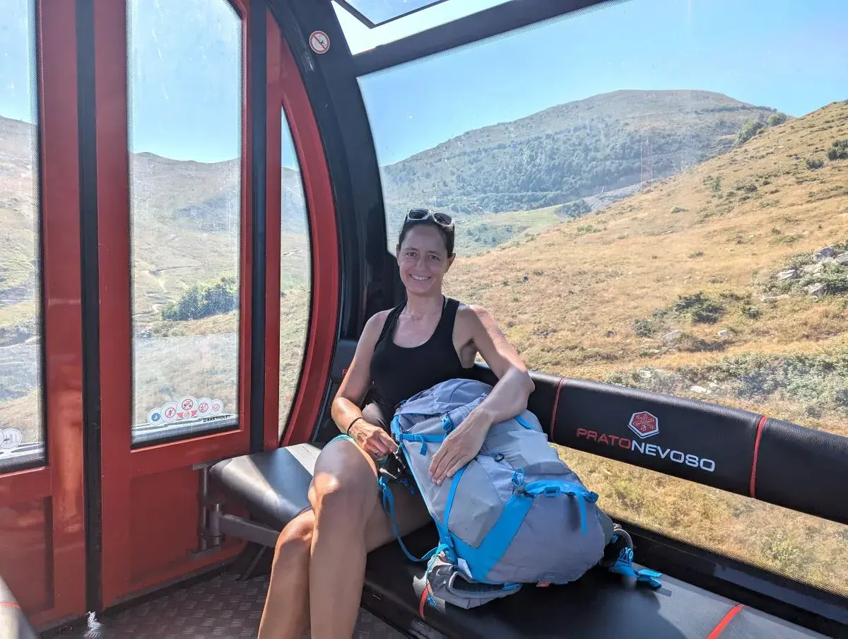 Linda sitzt in der Gondelbahn La Rossa
