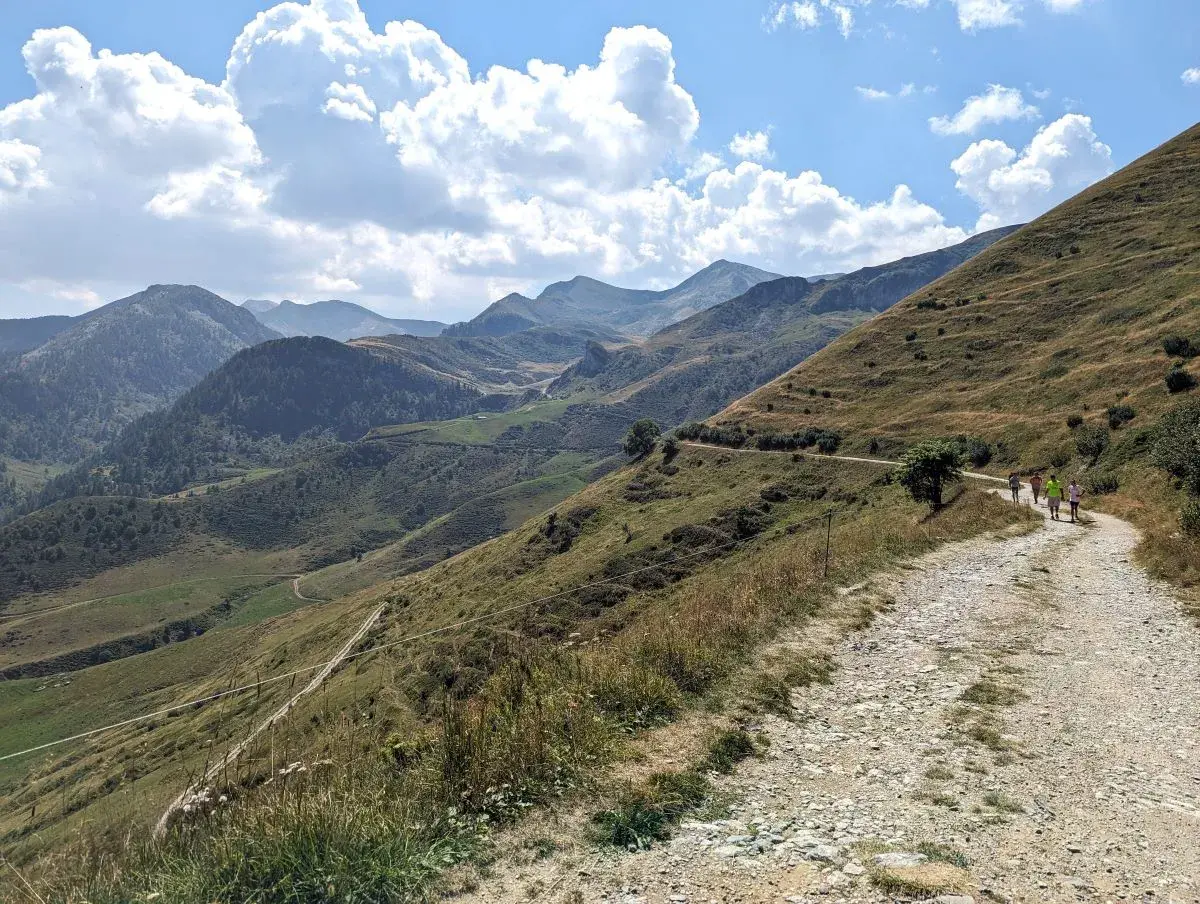 Breiter Wanderweg auf Schotterpiste auf dem Rückweg zum Rifugio Balma