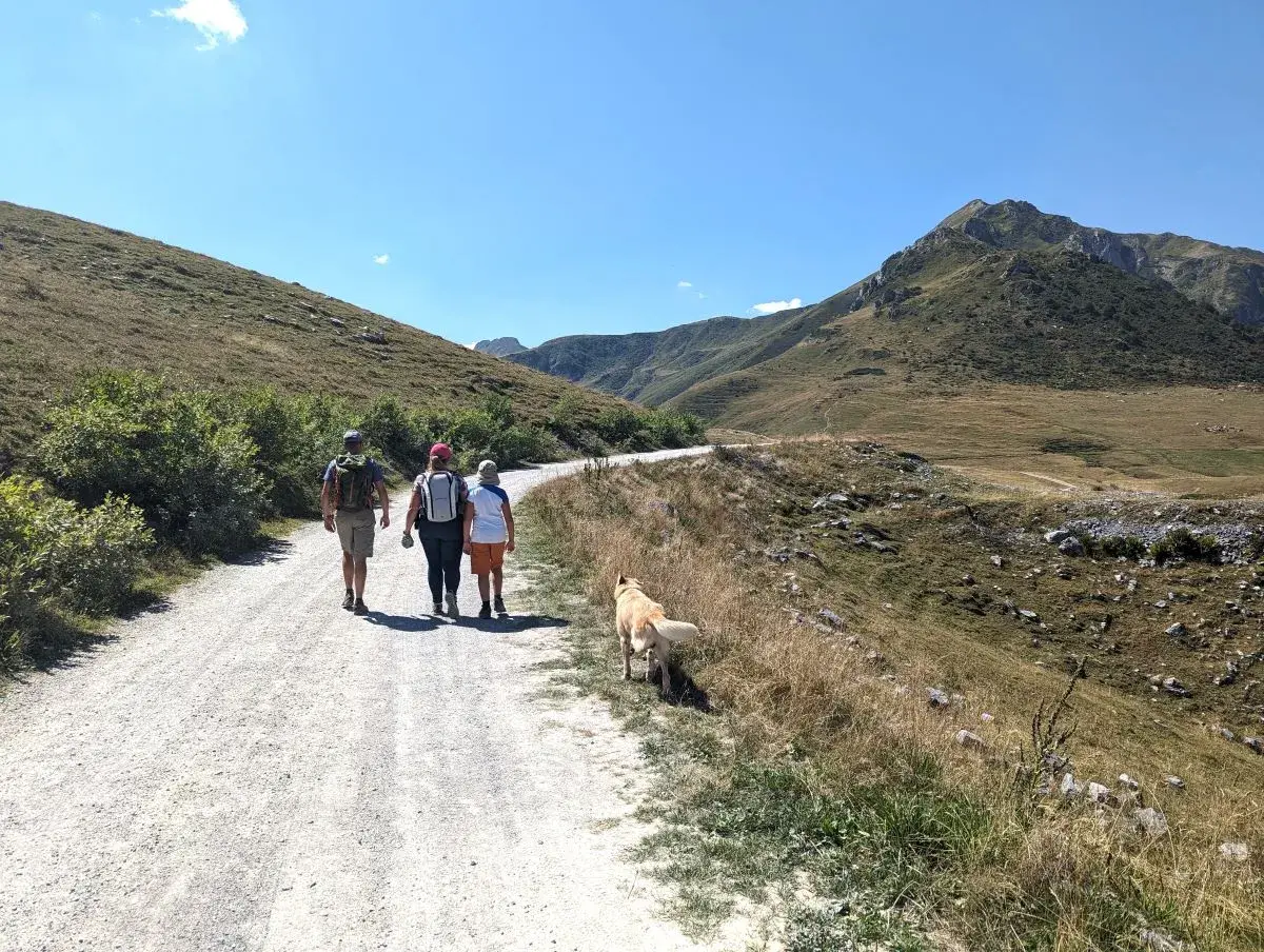 Familie auf einem Wanderweg oberhalb von Prato Nevoso