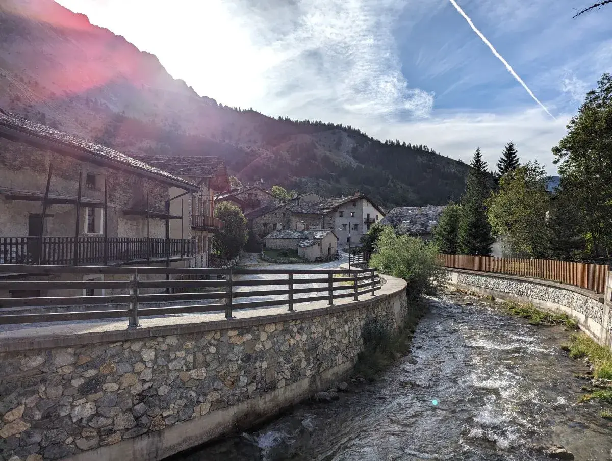 Wildbach Maurin im Dorfzentrum von Chiappera