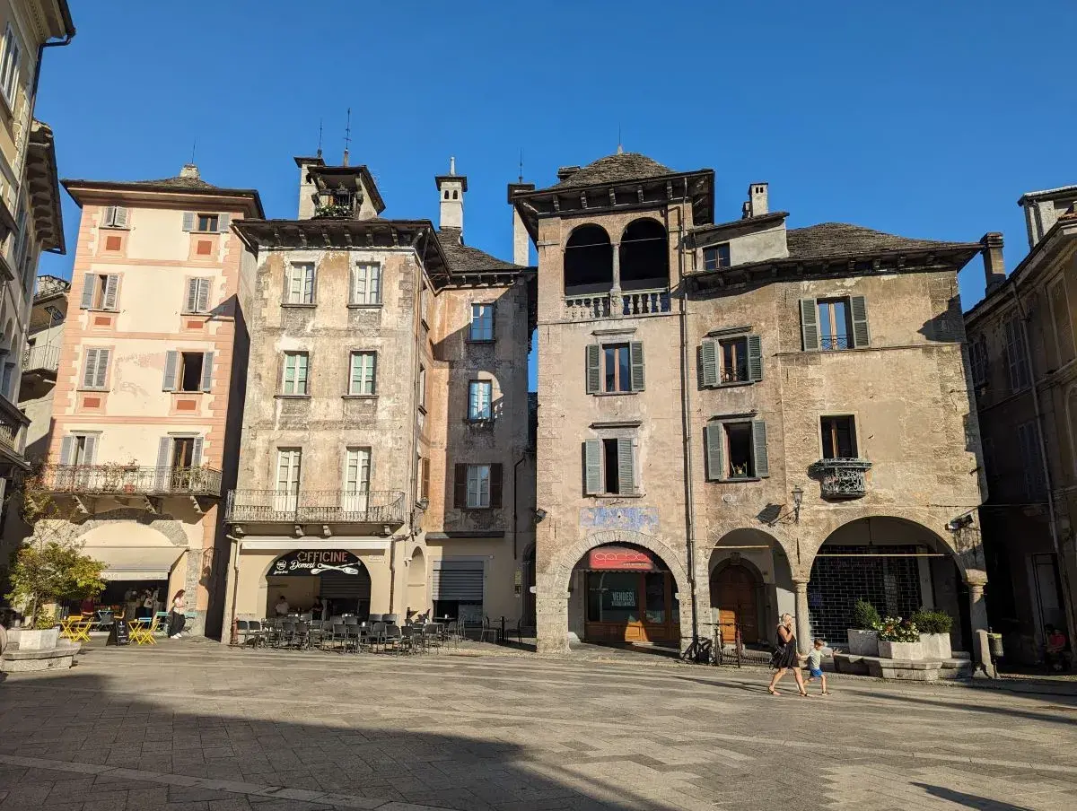 Looking at the colorful houses in the market square does belong to the things to do in Domodossola
