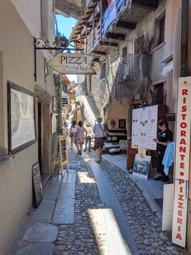 Narrow cobblestone lanes lined with rustic houses, restaurants and small shops give Isola Superiore its lively village character.